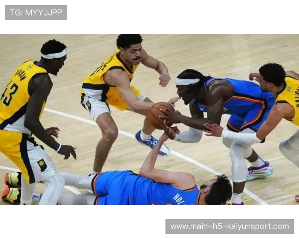 篮球场上的意外趣事：喝水喷了对手，瞬间点燃全场激情