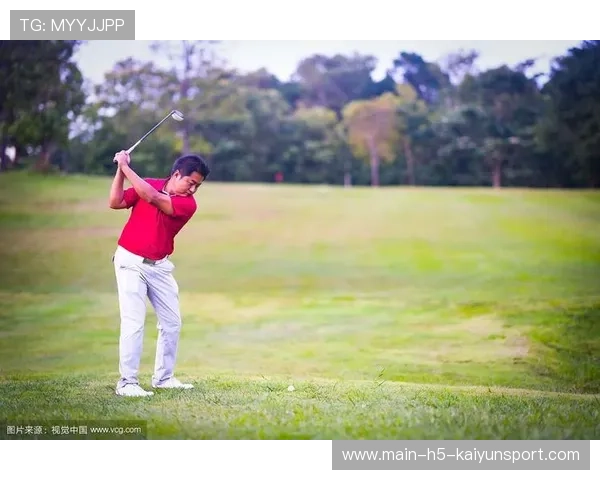 高尔夫球手用奇角度击球，球道解析火遍社交媒体