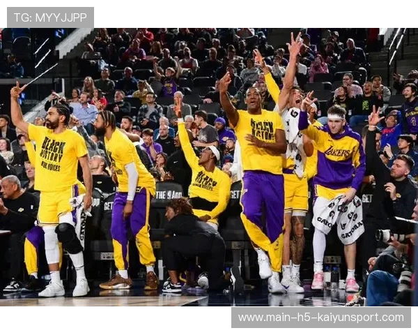 快船真是搞笑，还敢组老人局，湖人22年组了把自己搞得要死，nba快船队湖人