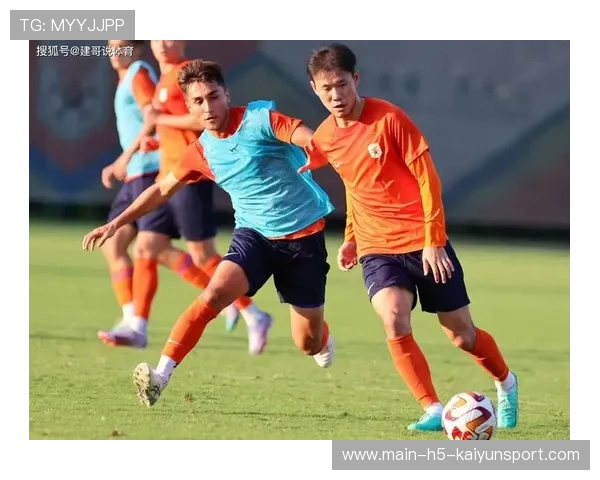 李源一长途奔袭后果断起脚远射 李源一长途奔袭后果断起脚远射